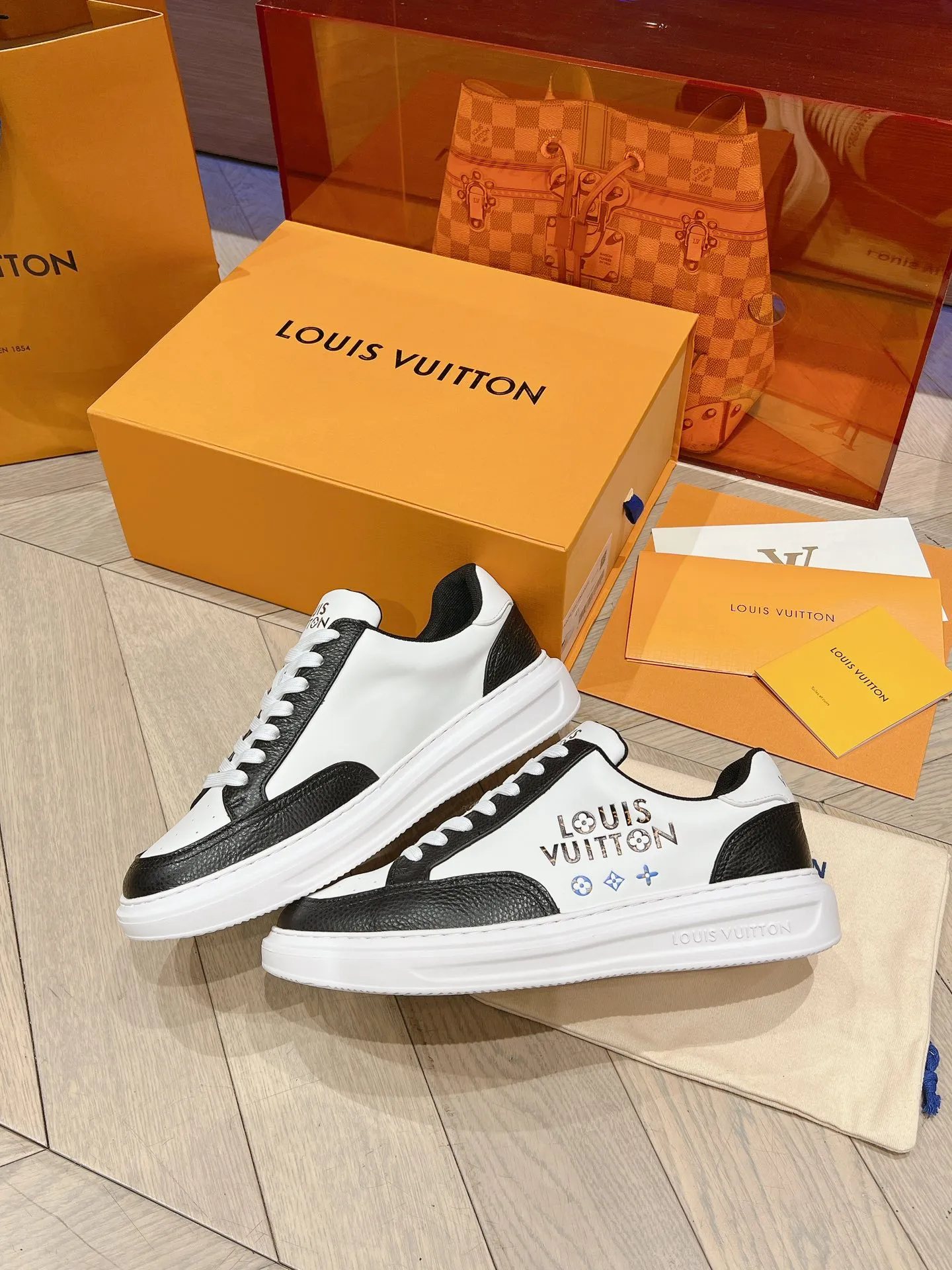 👟👟Ex-factory price 680👟👟 LV 2024 new height-increasing white shoes, color matching and leather craftsmanship, 3D logo embossing technology on the heel to increase the three-dimensional effect, pebbled cowhide, PU foam outsole! Super lightweight! Your feet won’t get tired from walking.  Code number: 37-45